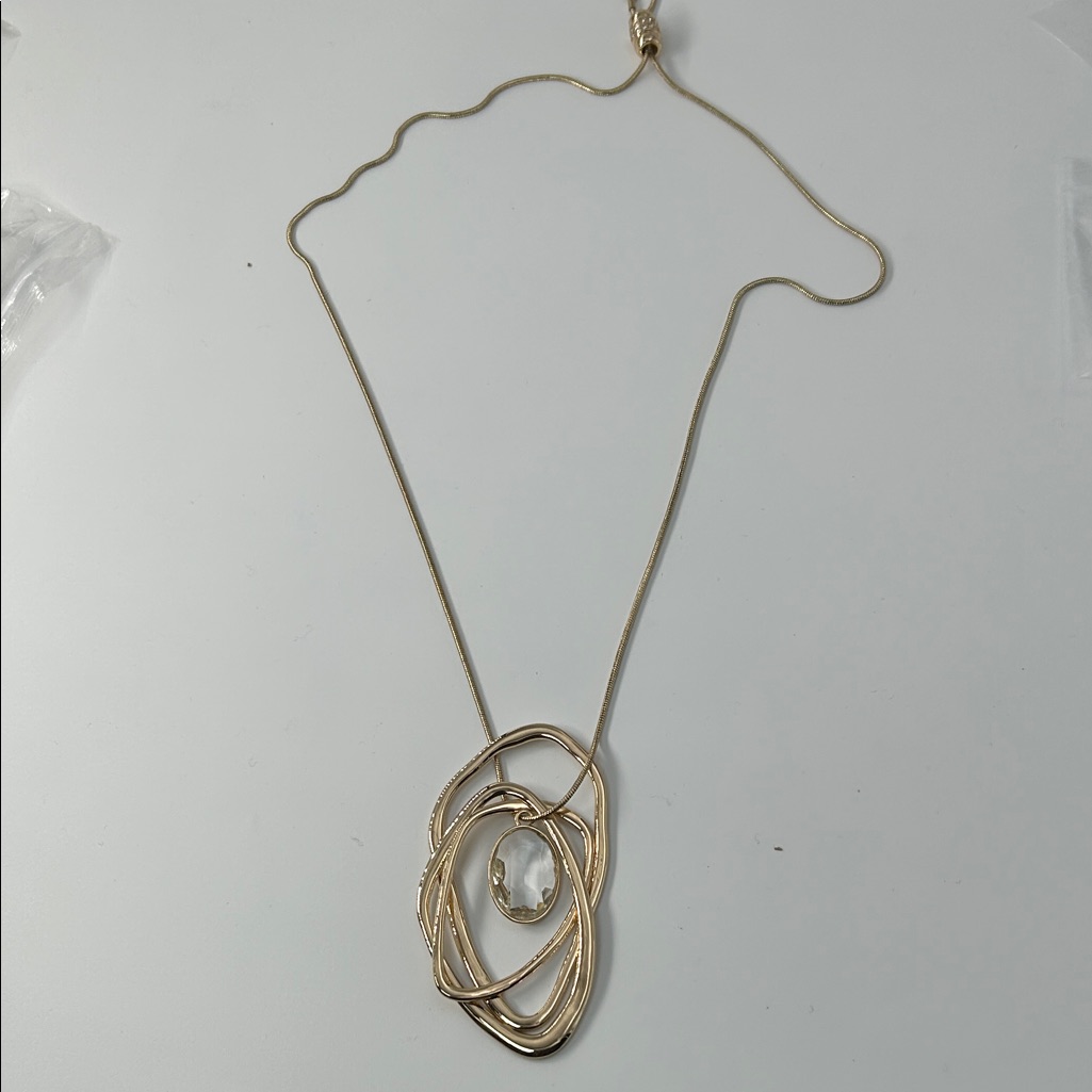 Elegant Gold Pendant Necklace 18$